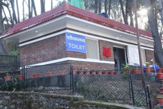 स्वयम्भूमा नमूना सार्वजनिक शौचालय : सिक्का राखेर  ‘स्यानिटरी प्याड’ लिन पाइने