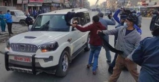 बुटवलमा कांग्रेस कार्यकर्ताले अर्थमन्त्री पौडेललाई देखाए कालो झण्डा