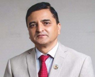 आफ्नो कोरोना बीमा भुक्तानीबाट आएको रकमले मन्त्री भट्टराईले तीन सय विपन्न नागरिकको बीमा गराए