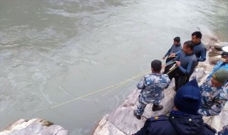 बिरामी बोकेको भ्यान त्रिशूलीमा खस्यो, बेपत्ता ३ मध्ये महिलाकाे शव निकालियो