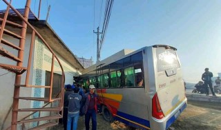 ६ लेनको सडकमा हुइँकिरहेको बस एक्कासी घरभित्र छिरेपछि...