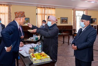 आज  विष्णु पौडेलको ६२औं जन्मदिन, सचिवालय बैठकअघि बालुवाटारमा केक काटियो