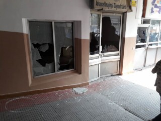 हिँडेरै अस्पताल गएकी बिरामीको मृत्यु भएपछि सिनामंगलस्थित केएमसीमा तोडफोड