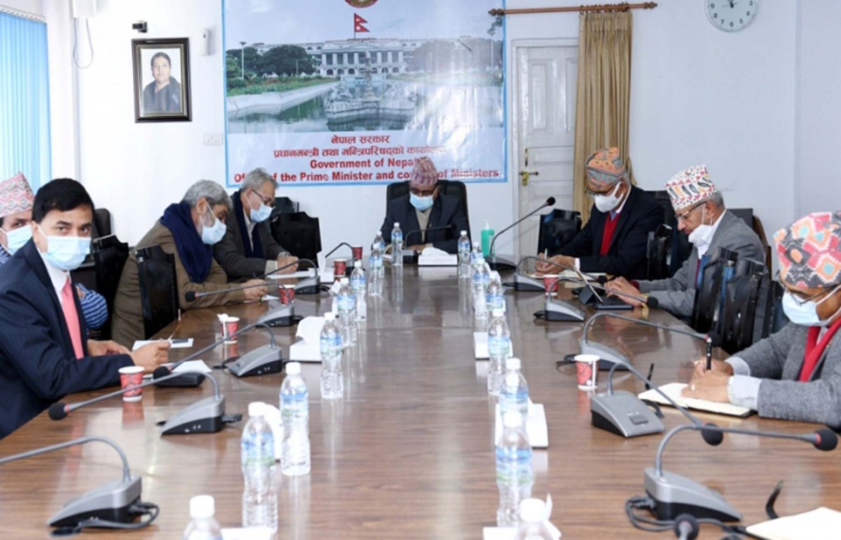 कोरोनाको खोप छिट्टै ल्याउने विषयमा मन्त्री र सचिवहरूसँग छलफल