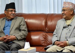 प्रचण्डसँगको भेटवार्तापछि ओलीले स्थगित गरे संवैधानिक परिषद्को बैठक