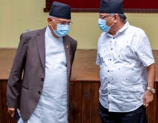 संवैधानिक परिषदको बैठक बस्नुअघि  ओली भेट्न प्रचण्ड पुगे बालुवाटार