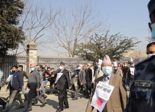 नाराबाजी गर्दै प्रचण्ड-नेपाल समूह लागे निर्वाचन आयोगतिर