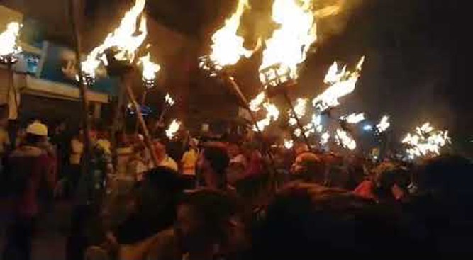 गोरखामा प्रधानमन्त्रीको संसद् विघटनको कदमविरुद्ध मसाल जुलुस