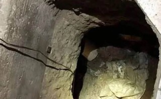 अर्काकी श्रीमतिसँग शारीरिक सम्पर्क राख्न आफ्नो घरबाट छिमेकी महिलाको घरसम्म सुरूङ