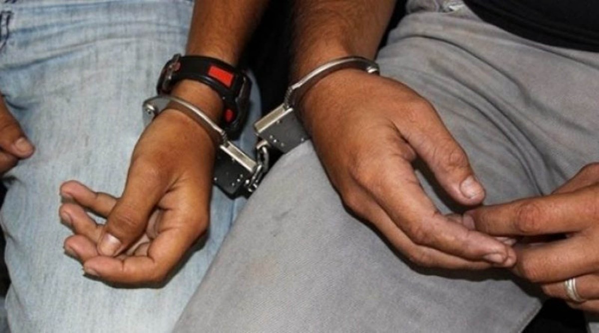 अवैध काठसहित दुईजना पक्राउ