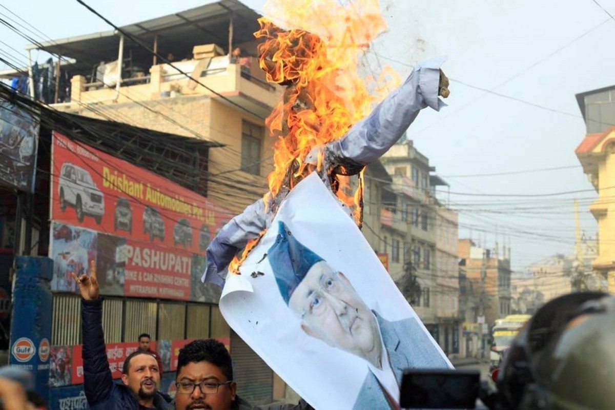 ओली सरकारविरुद्ध आन्दोलन : कालो झण्डा देखाउने र प्रधानमन्त्रीको पुत्ला जलाउने