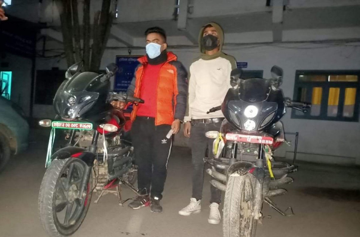 नयाँबजार र बालाजुबाट मोटरसाइकल चोरी गर्ने २ जना पक्राउ