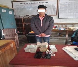 स्रोत नखुलेको ८ लाखसहित १ जना पक्राउ