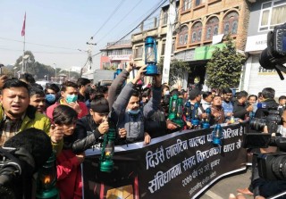 अनेरास्ववियूले दिउँसै निकाल्यो लाल्टिन जुलुस