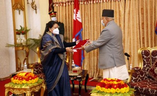 प्रधानमन्त्रीले बुझाए राष्ट्रपतिसमक्ष सरकारका काम र उपलब्धिसहितको वार्षिक प्रतिवेदन