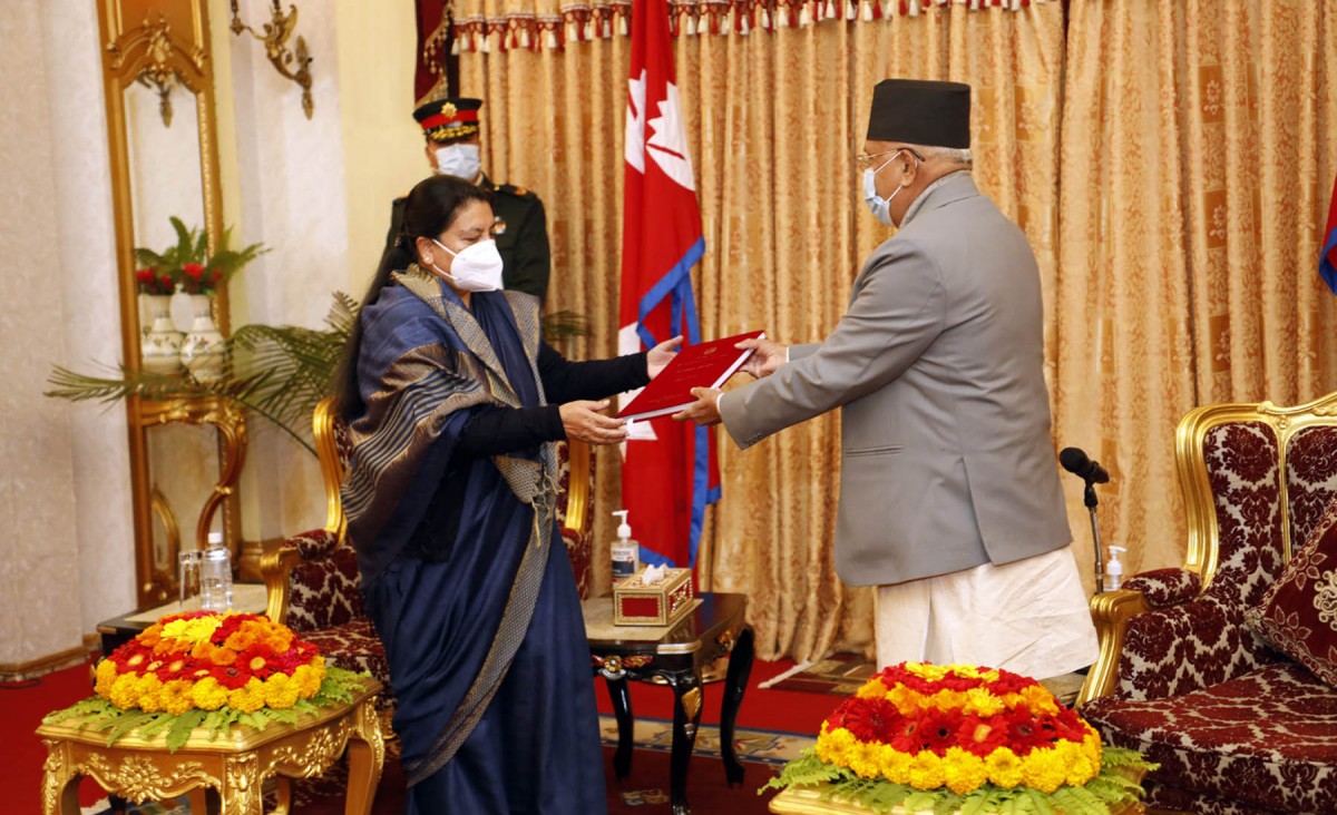 प्रधानमन्त्रीले बुझाए राष्ट्रपतिसमक्ष सरकारका काम र उपलब्धिसहितको वार्षिक प्रतिवेदन