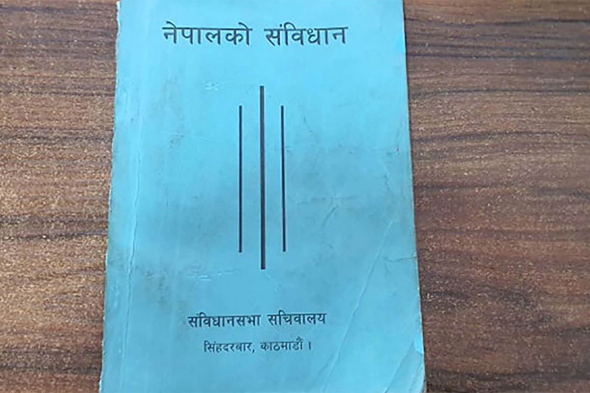 नेकपाले प्रधानमन्त्रीलाई विरोध पत्र सहित संविधानको पुस्तक पठायो