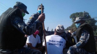 प्रधानमन्त्रीको कार्यक्रममा "निर्मलाको बलात्कारी खै ?" भन्ने युवालाई पुलिसले पार्यो कर्याप्पै