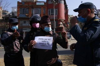 संसद विघटनविरुद्ध प्रदर्शन गर्दै डा. गोबिन्द केसी सडकमा