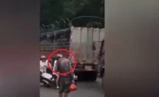 व्यस्त सहरमा टाउको नभएको मान्छे हिँडेपछि... (भिडियोसहित)