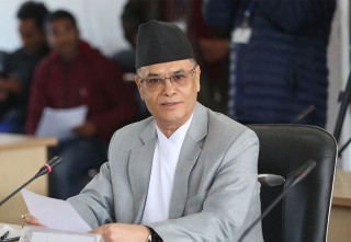 बहस गर्दै गरेका वकिलको झाँको झार्दै प्रधानन्यायाधिशले भने - दोहोरो बकबास किन गर्नुहुन्छ ?