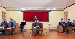 प्रचण्ड र माधवलाई उछिन्दै  ओलीलॆ शुरु गरे बालुवाटारमा बैठक, कस्तो बन्दैछ रणनीति 
