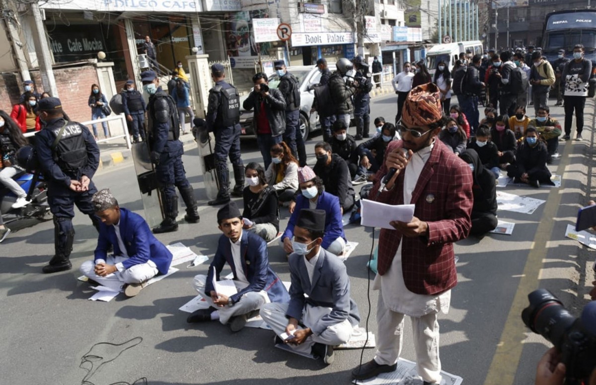 प्रतिनिधिसभा विघटनको विरोधमा युवाले चलाए सडकमै ‘नमुना संसद्’