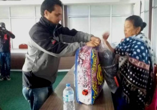 अपाङ्गता भएकालाई ज्याकेट र ब्ल्याङ्केट वितरण