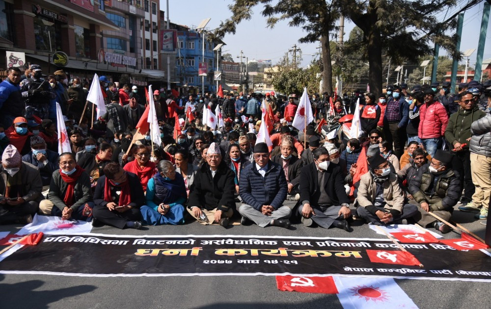 २८ गते ओलीलाई पछार्ने भन्दै प्रचण्ड-माधव यसरी बसे ओली बिरुद्द शक्ति आर्जन गर्न सडक ध्यानमा 