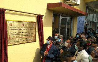 एक दिन पनि चुनाव नसर्ने घोषणा गरेका प्रधानमन्त्रीले प्रचण्डलाई यसरी दिए कडा डोज 