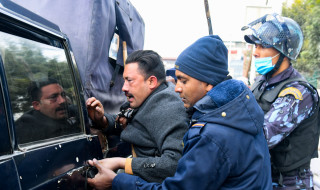 संसद भवन अगाडि प्रहरी र विद्यार्थीको धकेलाधकेल