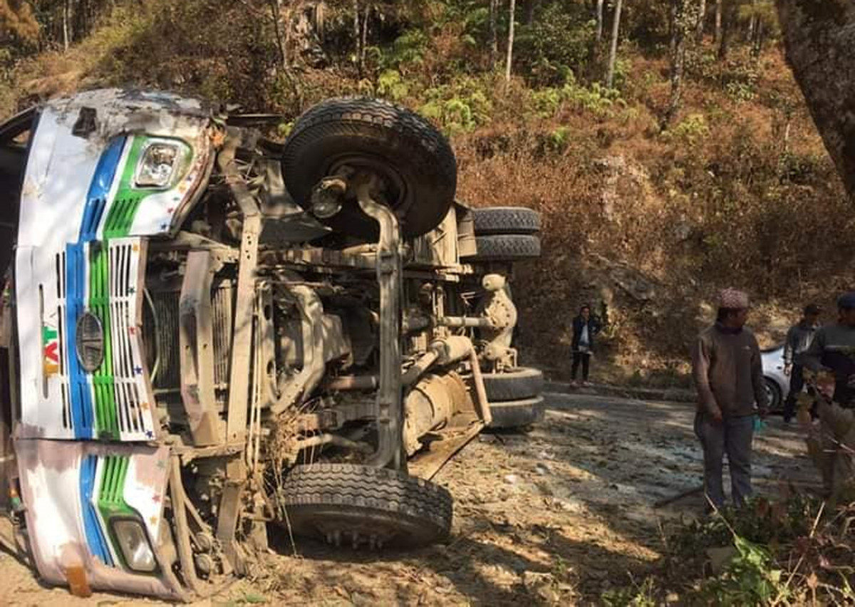 सिन्धुपाल्चोकमा बस दुर्घटना : ११ जना घाइते