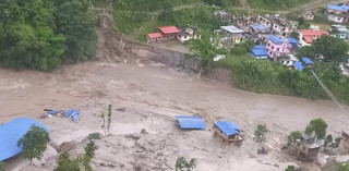 बाढी प्रभावित क्षेत्रका बालबालिकालाई शैक्षिक सामग्री र न्यानो लुगा