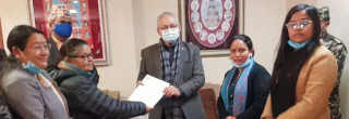 यी हुन् झाँक्रीलाई समातेर जेलमा कोच्न माग गर्दै गृहमन्त्री गुहार्ने, झाँक्री माथि डण्डा बर्साइदै 