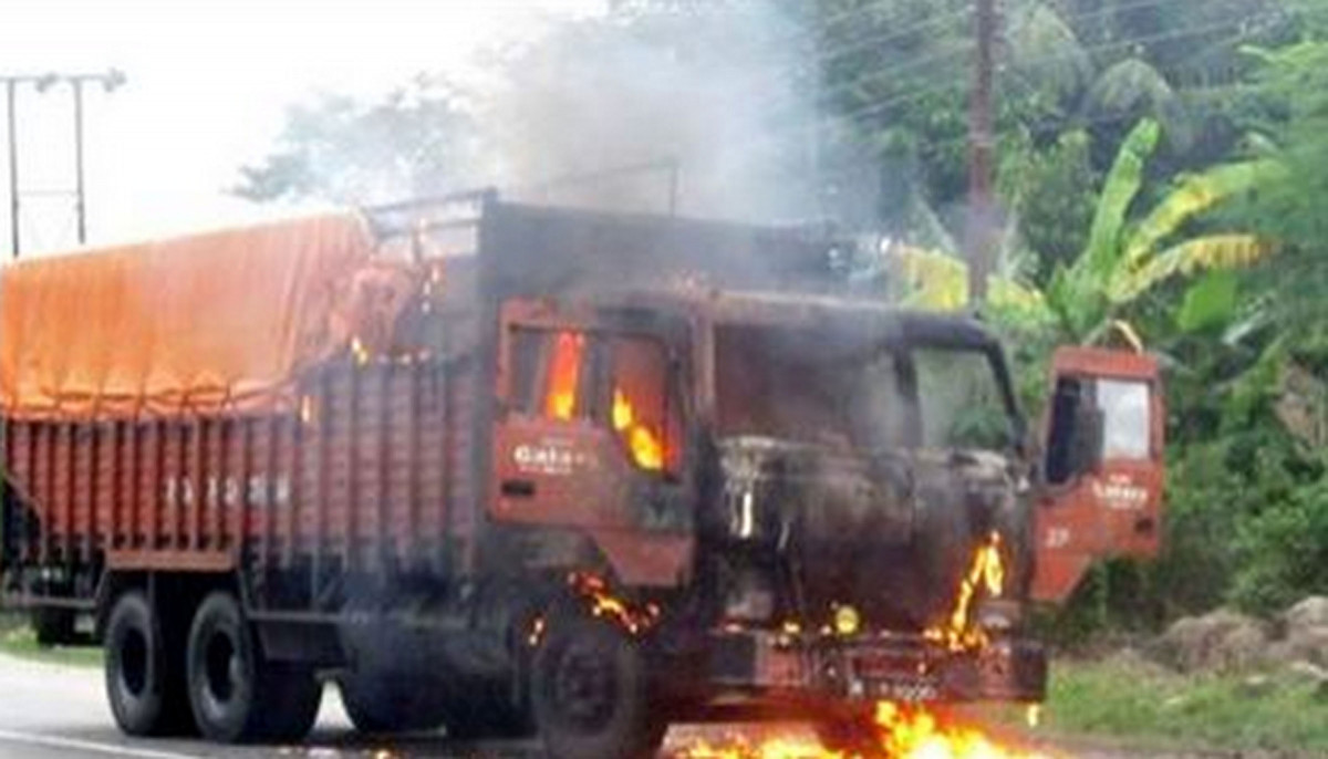 बन्दको अवज्ञा गरेको भन्दै भरतपुरमा बन्दकर्ताले चार ट्रक गरे तोडफोड