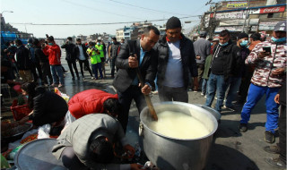 प्रचण्ड र माधवलाई खुवाउन कोटेश्वरमा बन्दकर्ताले सडक कब्जा गरेर यसरी पकाउँदैछन् भात, पुलिसले मार्यो धक्का