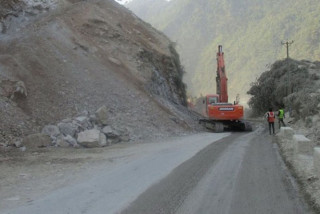 सडकमा निर्मित संरचना भत्काइँदै