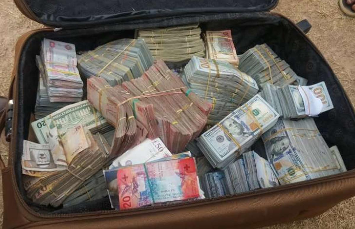 स्रोत नखुलेको १९ लाख रुपैयाँसहित २ जना पक्राउ