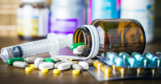 करिब १० लाख बराबरको प्रतिबन्धित औषधि बरामद, २ जना प्रहरी नियन्त्रणमा