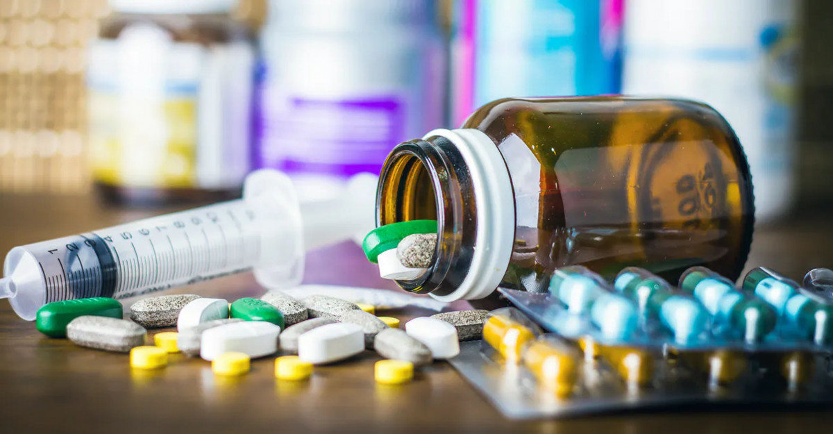 करिब १० लाख बराबरको प्रतिबन्धित औषधि बरामद, २ जना प्रहरी नियन्त्रणमा