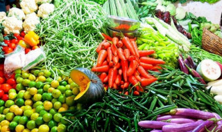 टीकापुरमा स्थानीय उत्पादित तरकारी बिक्रीको थलो बन्दै हाटबजार