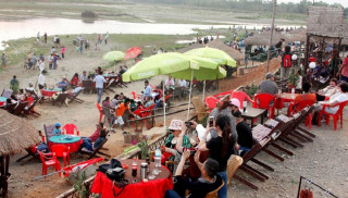 प्रणय दिवसमा पर्यटकले भरिभराउ सौराहा