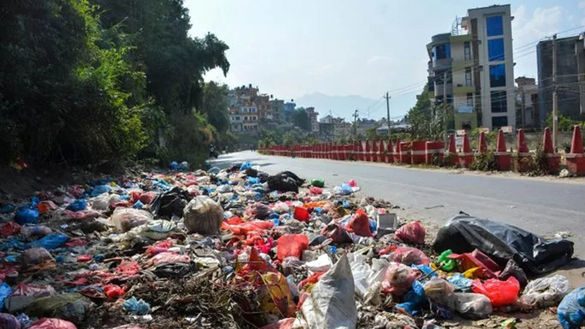 सडक छेउ र नदी किनारमा फालिएको फोहोरले प्रदूषण