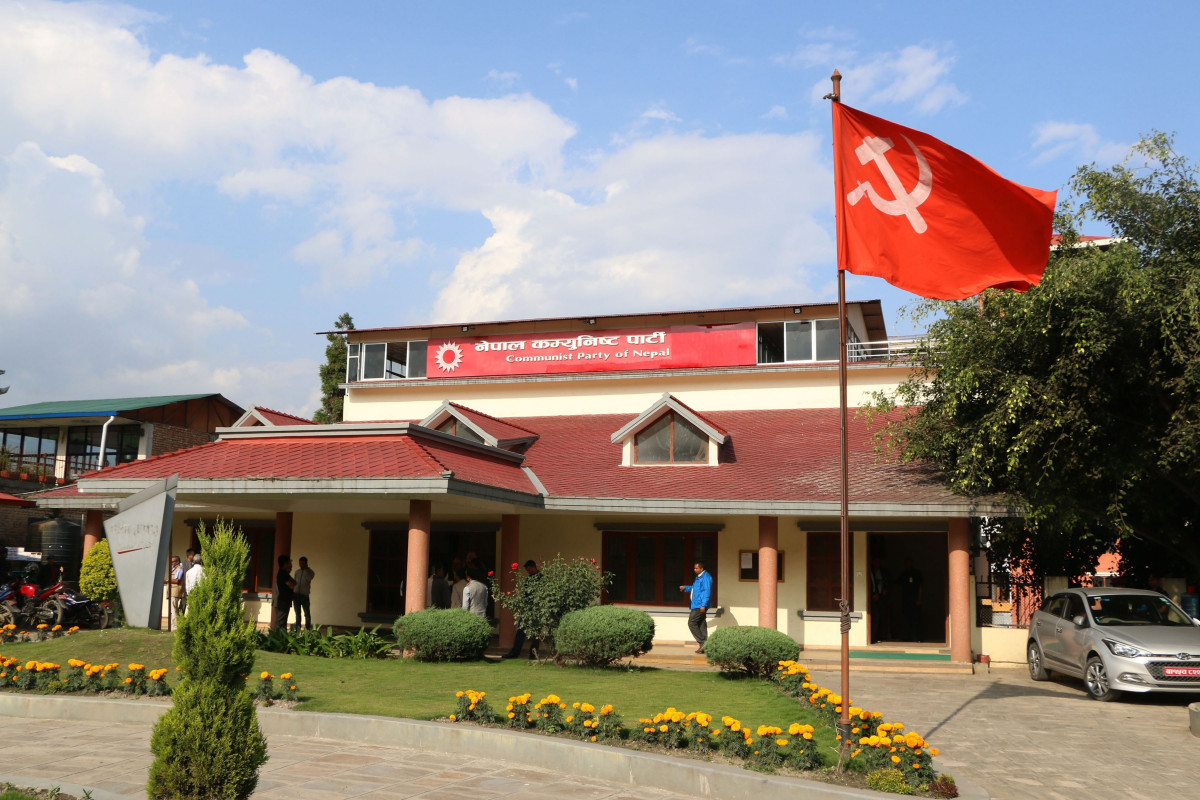 प्रचण्ड-माधवको सचिवालयमा पर्न यी नेताले एकले अर्कालाई दिन थाले धक्का, महासचिवमा को भयो पक्का ?