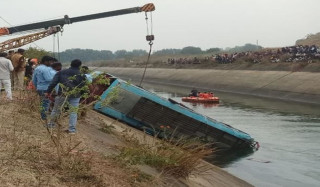 भारतमा बस दुर्घटना हुँदा कम्तीमा ३५ जनाको मृत्यु