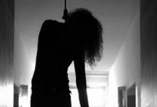 आफ्नै शरीरमा आगो लगाएर महिलाद्वारा आत्महत्या