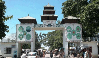 पाइला–पाइलामा लुटिन्छन् फर्किने नेपाली