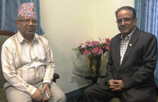 प्रचण्ड र माधव नेपालबीच माओवादी दलको कार्यालयमा भेटवार्ता