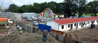 खुलामञ्चमा राखिएका सामग्री हटाइँदै