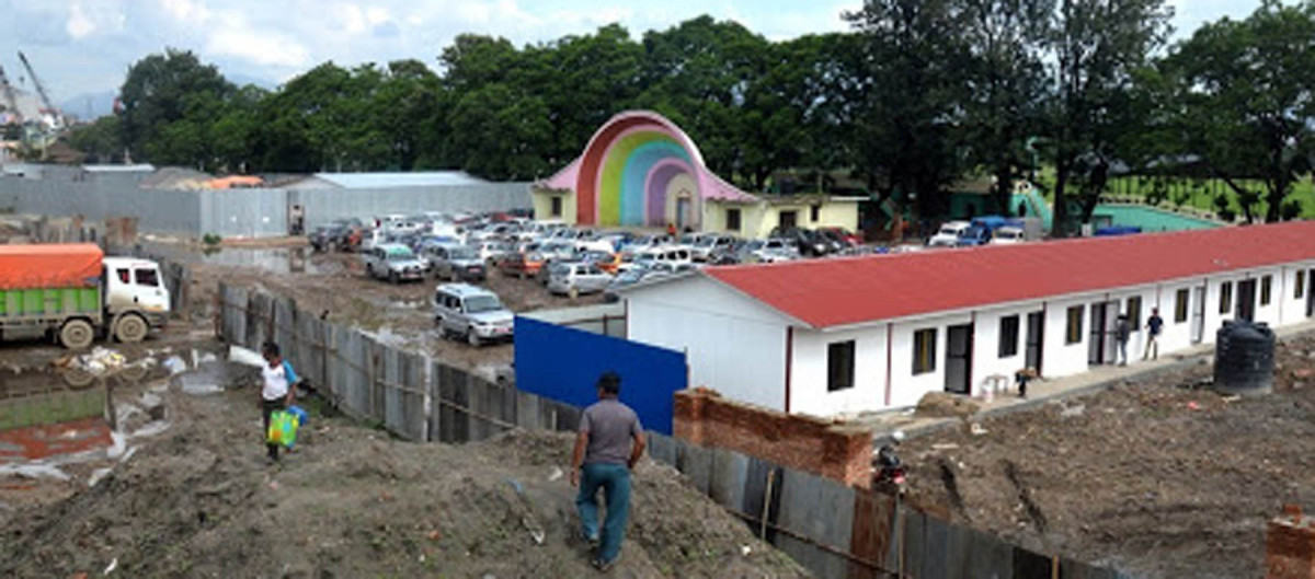 खुलामञ्चमा राखिएका सामग्री हटाइँदै